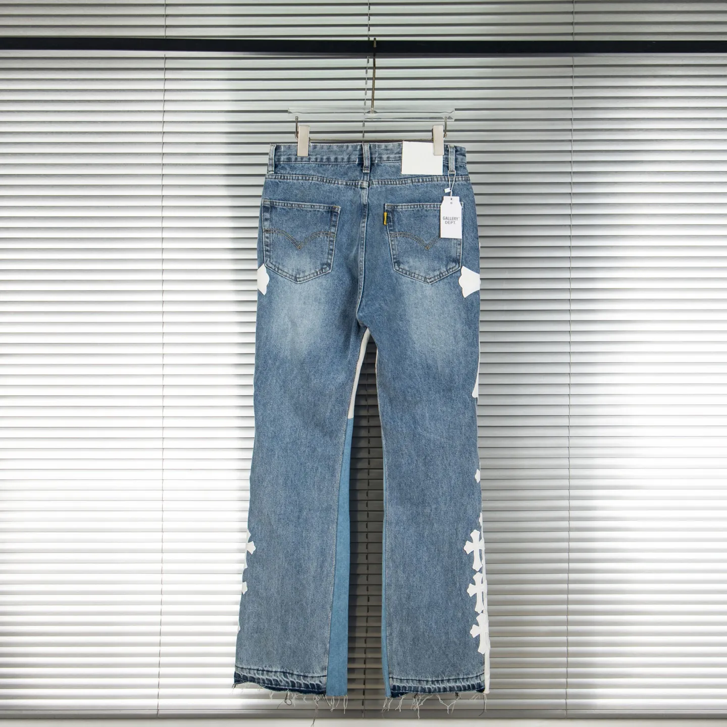 P240 Chrome Hearts Gallery co-branded limited-edition cross-flared flared jeans are a hot item this season and are sought after by countless celebrities and fashionistas. The neat details of the cutting process add color to the playful fashion! The neat and meticulous design, and the well-fitting structure is unique. The upper body not only has outstanding recognition, but also looks younger and younger. A style with the ultimate wearing meaning and performance, gorgeous color matching, and the craftsmanship of this style is also extremely extraordinary. After the finished product is washed, it is disassembled and hand-made with sheepskin cross leather and then spliced ​​together to complete. The whole piece has too many craftsmanship to describe. It is decorated with patchwork cross flowers and high-waisted washed jeans! ! Absolutely high-end luxury product, a god-level single product, a super popular product, made by top heavy industry, a magic weapon that cannot be missed to hit the streets. Style number: 1843 Size: 28 30 32 34 36 Color: blue